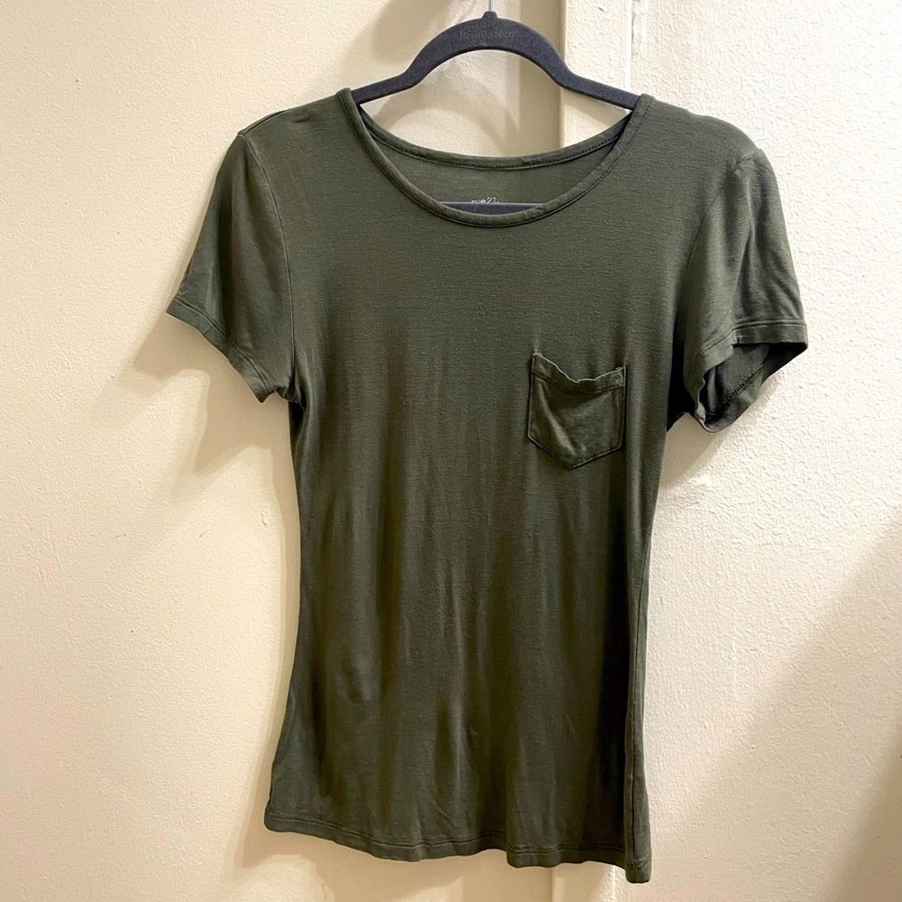 Rue 21 • favorite crew neck tee • small • green